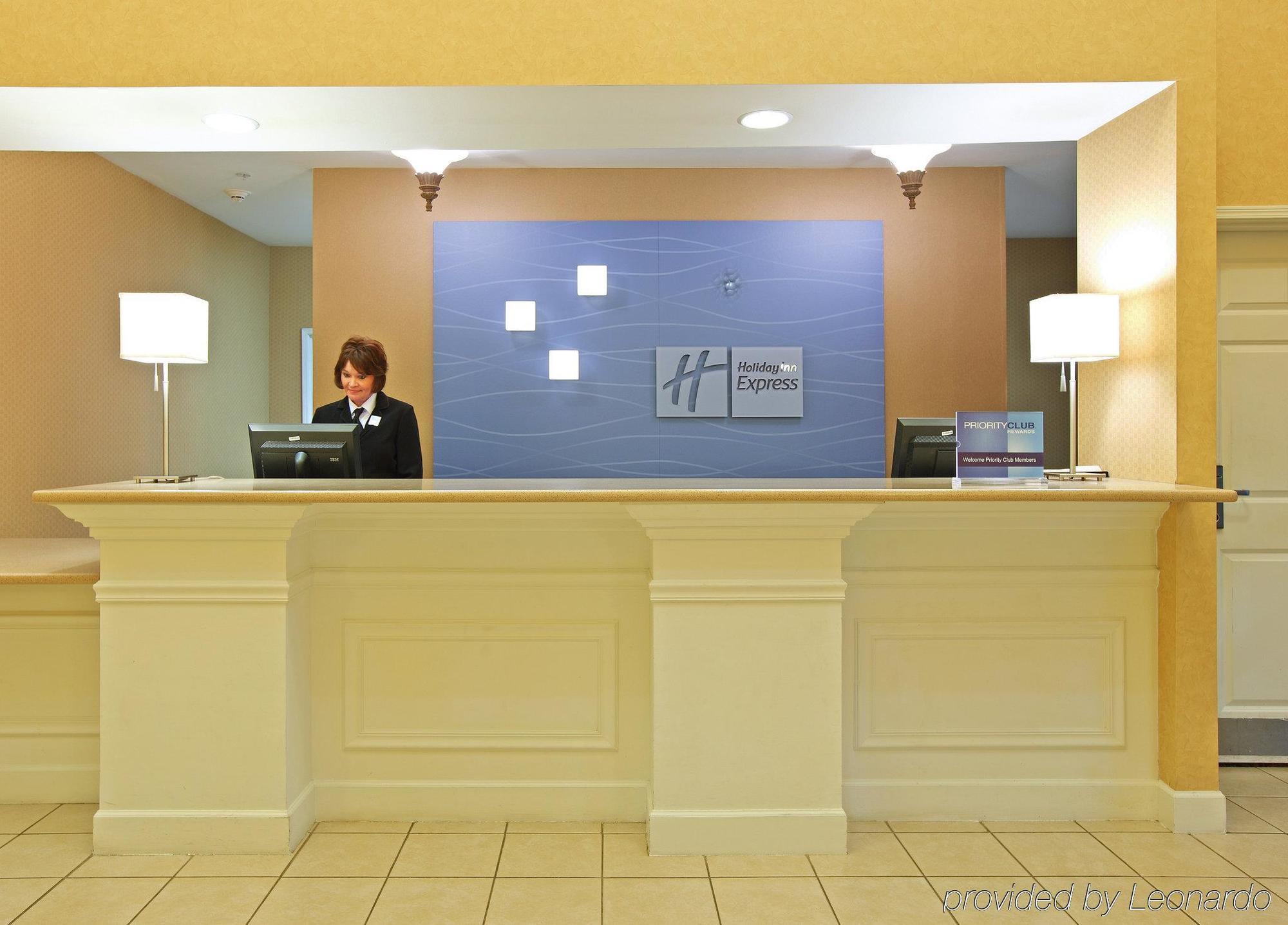 Holiday Inn Express & Suites Magnolia-Lake Columbia מראה פנימי תמונה