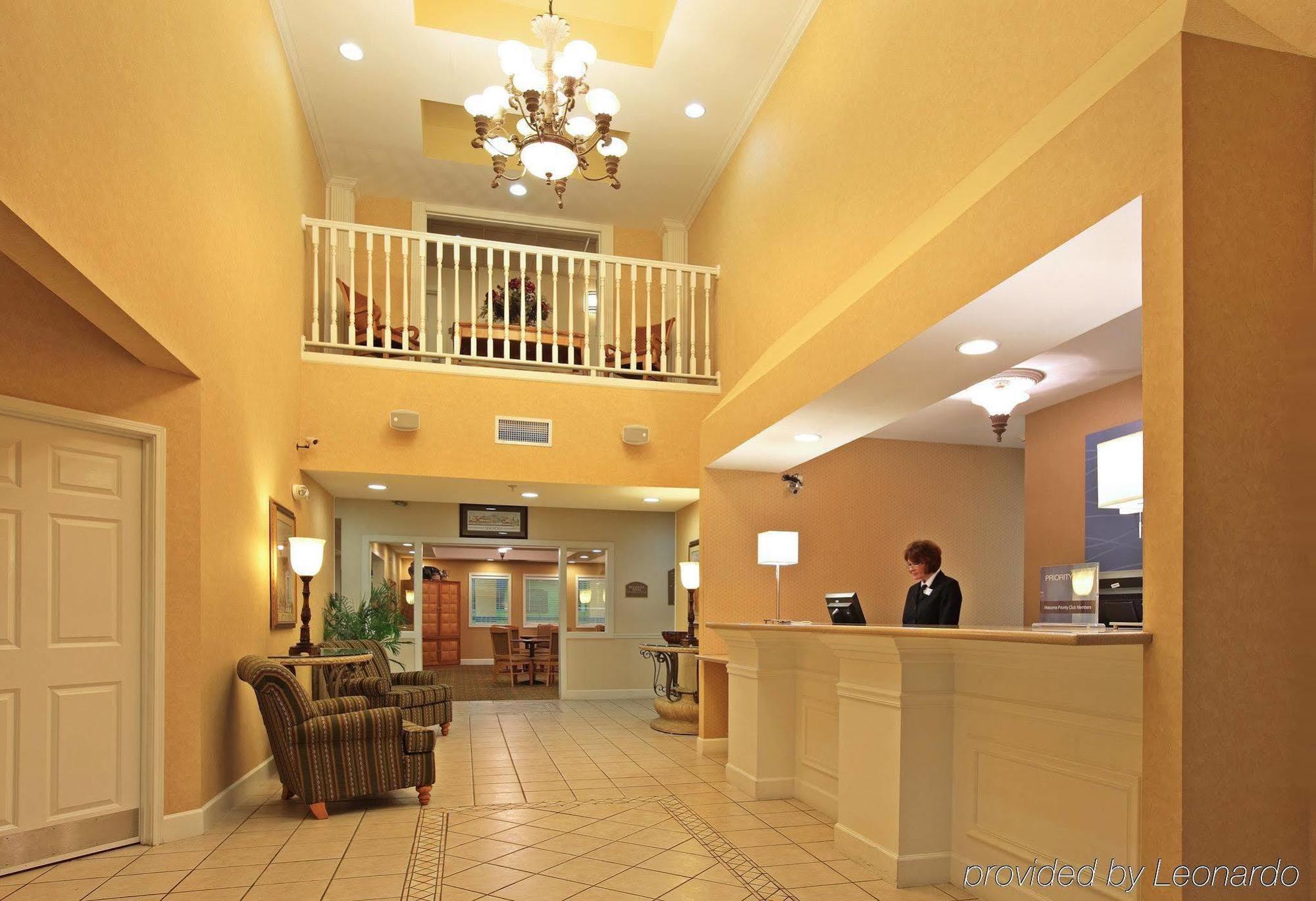 Holiday Inn Express & Suites Magnolia-Lake Columbia מראה פנימי תמונה